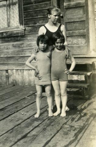 Beulah Rude Metz (back), Mabel Moy Cropley, Virginia Bevans Hoar